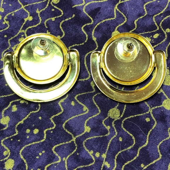 Contemporary Vintage Gold Tone and Green Plastic Center Fashion Earrings - Picture 2 of 3